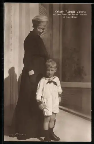 AK Kaiserin Auguste Victoria Königin von Preussen, gemeinsam mit dem Sohn des Prinzen Joachim in haus Doorn