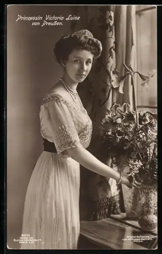 Foto-AK Prinzessin Victoria Luise von Preussen an einem Fenster mit Blumen