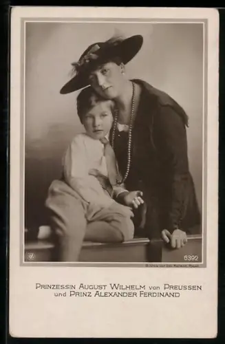 AK Prinzessin August Wilhelm von Preussen mit Hut und perlenkette mit ihrem Sohn Prinz Alexander Ferdinand