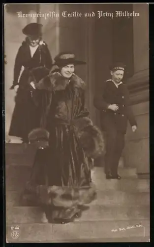 AK Kronprinzessin Cecilie und Prinz Wilhelm mit Mützenband S. M. S. Kronprinz