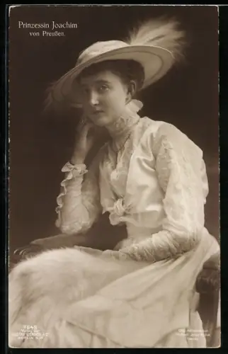 AK Prinzessin Joachim von Preussen mit Hut, sitzend