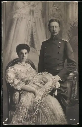AK Kronprinz Wilhelm von Preussen mit seiner Gemahlin und ihrem Kind
