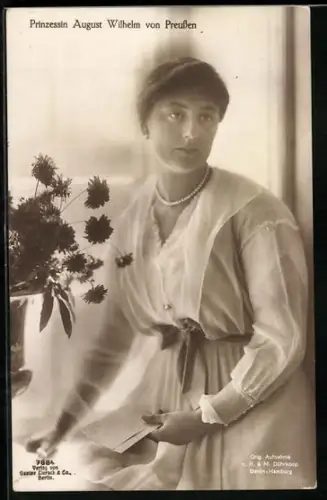 AK Prinzessin August Wilhelm von Preussen mit Perlenkette im weissen Kleid