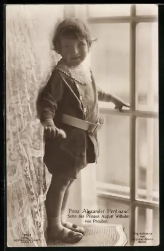 AK Prinz Alexander Ferdinand in jungen Jahren steht auf einem Stuhl am Fenster, Sohn d. Prinzen August Wilhelm v. Preusse
