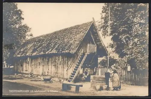 AK Müden / Örtze, Treppenspeicher (16. Jahrhundert) mit Brunnen