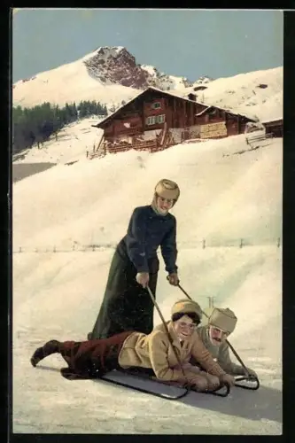 AK Frau schiebt zwei Erwachsene auf einem Schlitten voran