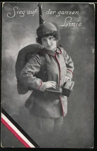 AK Junge Soldatin in Uniform mit Marschgepäck