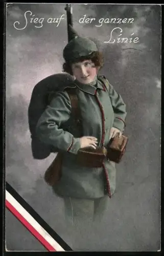 AK Junge Soldatin in Uniform mit Marschgepäck