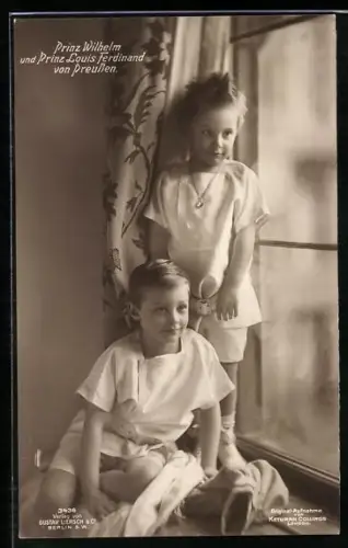 AK Prinz Louis Ferdinand und Prinz Wilhelm von Preussen gemeinsam vor einem Fenster