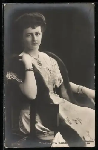 AK Herzogin Sophie Charlotte auf einem Stuhl sitzend, Ehefrau von Prinz Eitel Friedrich von Preussen