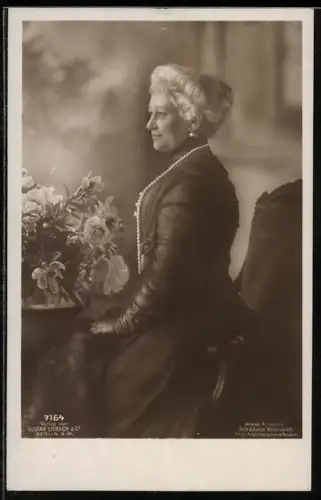 AK Kaiserin Auguste Victoria von Preussen sitzend vor Blumenstrauss, Zitat