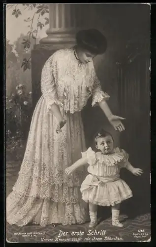 AK Der erste Schritt, Kronprinzessin Cecilie mit ihrem Söhnchen