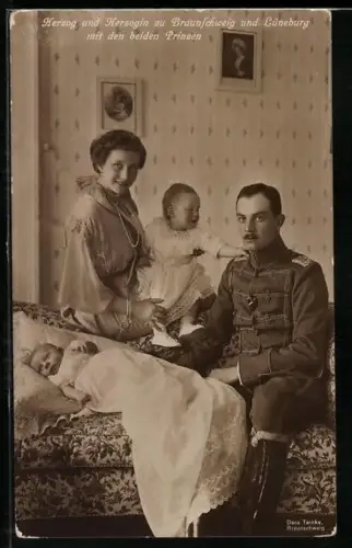 AK Ernst August Herzog von Braunschweig mit Viktoria Luise und den beiden Prinzen