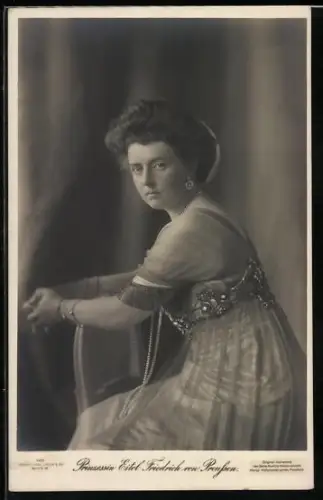AK Prinzessin Eitel Friedrich von Preussen in besticktem Kleid mit Perlenkette auf einem Stuhl