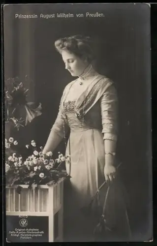 AK elegant gekleidete Prinzessin August Wilhelm steht an einem Blumenkasten