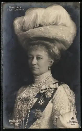 AK Kaiserin Auguste Victoria, Portrait mit Orden und Hut