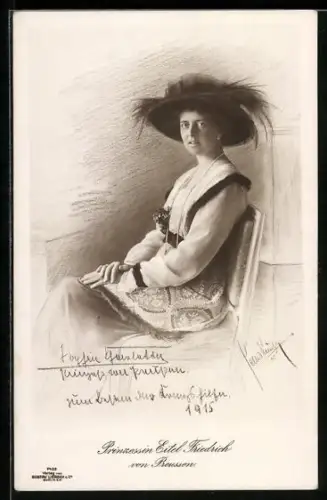 AK Prinzessin Eitel Friedrich von Preussen mit imposanten Hut posiert auf einem Stuhl