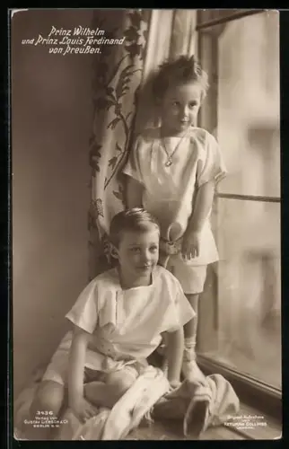 AK Prinz Louis Ferdinand und Prinz Wilhelm von Preussen gemeinsam vor einem Fenster