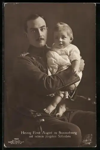 AK Ernst August Herzog von Braunschweig mit seinem Erbprinzen auf dem Arm