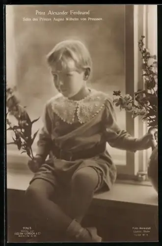 AK Prinz Alexander Ferdinand, auf dem Fensterbrett sitzend, Sohn des Prinzen August Wilhelm von Preussen