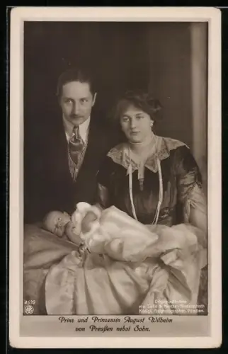 AK Prinz und Prinzessin August Wilhelm von Preussen mit ihrem neugeborenen Sohn