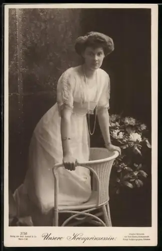 AK Kronprinzessin Cecilie lehnt sich auf einen Stuhl