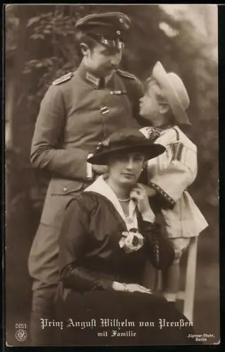 AK Prinz August Wilhelm von Preussen mit Frau und Sohn