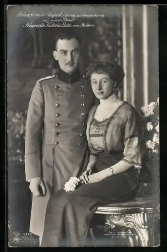 AK Porträt Prinz Ernst August von Braunschweig mit seiner Braut Prinzessin Victoria Luise von Preussen