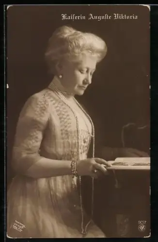 AK Kaiserin Auguste Victoria von Preussen beim Lesen