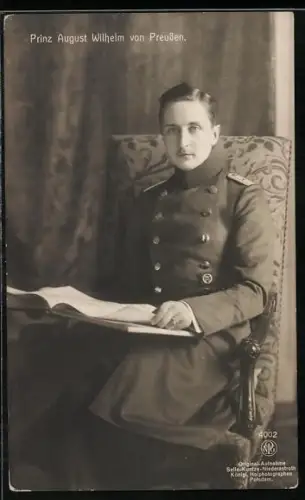 AK Prinz August Wilhelm von Preussen bei der Lektüre