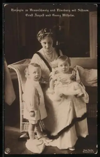 AK Herzogin zu Braunschweig u. Lüneburg mit Söhnen. Ernst August u. Georg Wilhelm