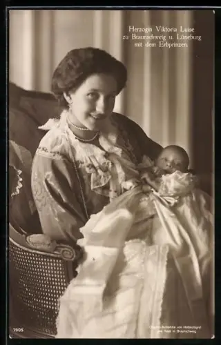 AK Herzogin Victoria Louise Herzogin von Braunschweig und Lüneburg mit dem Erbprinzen