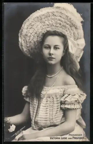 AK Victoria Louise als junge Dame mit Hut