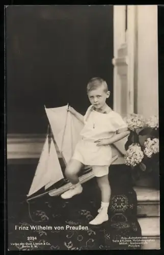 AK Prinz Wilhelm von Preussen steht auf einem Treppenabsatz mit einem Spielzeug-Segelschiff