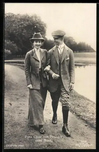 AK Prinz Oskar von Preussen nebst Braut während eines Spaziergangs
