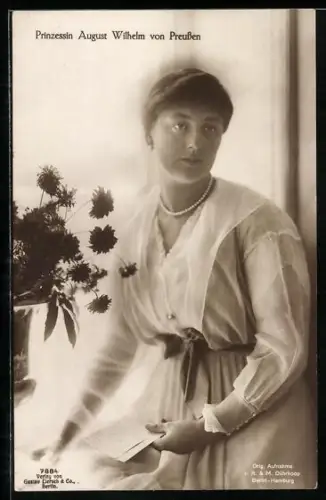 AK Prinzessin August Wilhelm von Preussen mit Brief am Fenster sitzend