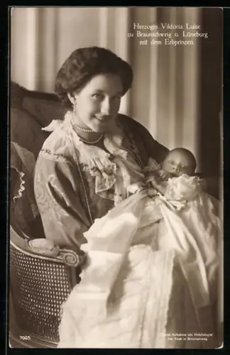 AK Herzogin Victoria Louise Herzogin von Braunschweig und Lüneburg mit dem Erbprinzen