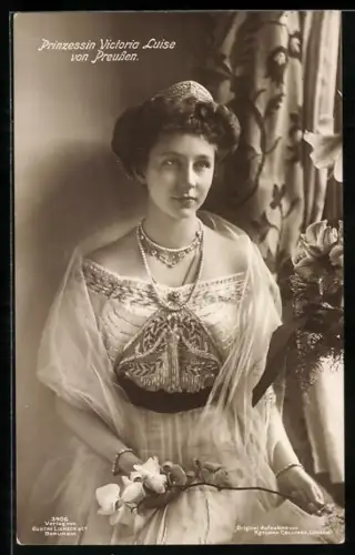 AK Victoria Louise Prinzessin von Preussen mit Perlenketten und Diadem, eine Orchidee in den Händen haltend