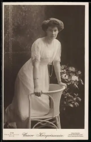 AK Kronprinzessin Cecilie lehnt sich auf einen Stuhl