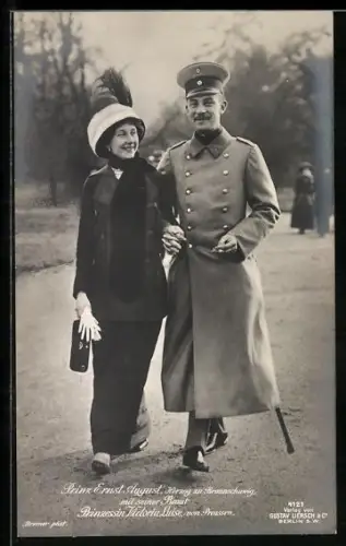 AK Prinz Ernst August, Herzog zu Braunschweig geht mit seiner Braut Prinzessin Victoria Luise von Preussen spazieren