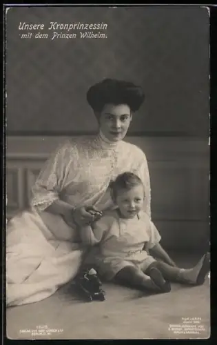 AK Kronprinzessin Cecilie mit Prinz Wilhelm beim Spielen