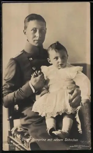 AK Kronprinz Wilhelm von Preussen in Uniform hält seinen Sohn die Hand auf seinem Schoss