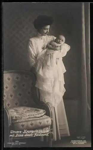 AK Unsere Kronprinzessin Cecilie mit Prinz Louis Ferdinand auf dem Arm