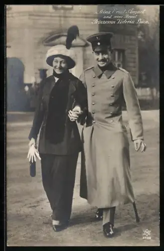 AK Prinz Ernst August und seine Braut Prinzessin Viktoria Luise bei einem Spaziergang, von Braunschweig