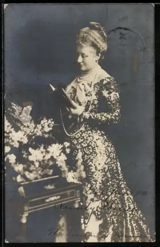 AK Kaiserin Auguste Victoria beim Lesen