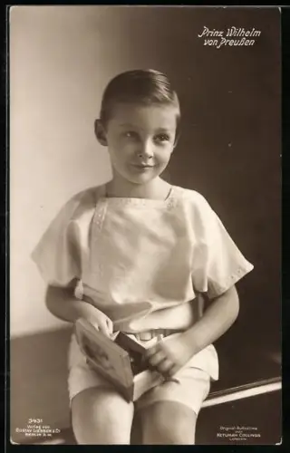 AK Prinz Wilhelm von Preussen als lächelnder Knabe mit Zigarrenkiste