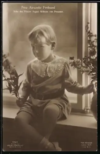 AK Prinz Alexander Ferdinand, auf dem Fensterbrett sitzend, Sohn des Prinzen August Wilhelm von Preussen