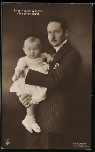 AK Prinz August Wilhelm von Preussen hält seinen Sohn auf dem Arm