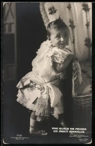 AK niedlicher Prinz Wilhelm in einem weissen Kleidchen