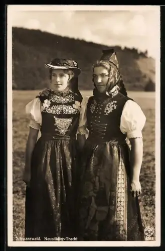 AK Schwarzwald, junge Frauen in Neustädter Tracht